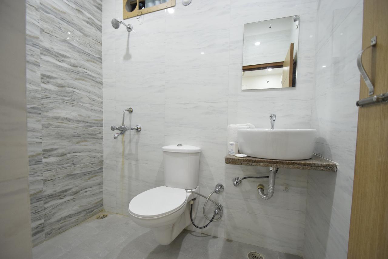 Hotel Atlantic Alwar Extérieur photo